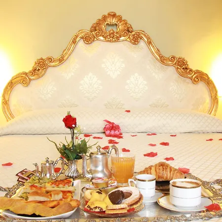 Bed and Breakfast Residenza D'epoca Palazzo Borghesi 4*