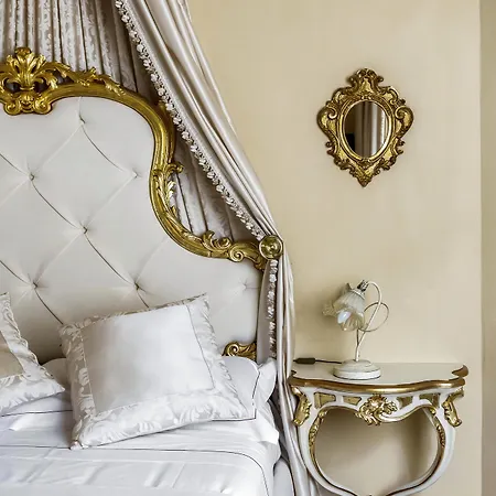 Residenza D'epoca Palazzo Borghesi 4*