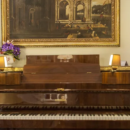 Residenza D'epoca Palazzo Borghesi 4*