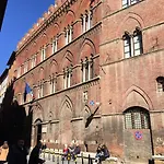 Bed & Breakfast Residenza D'epoca Palazzo Borghesi 4*